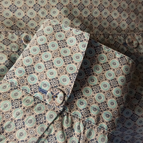 🌼 happy light weight button up blue flowered top - Picture 4 of 11